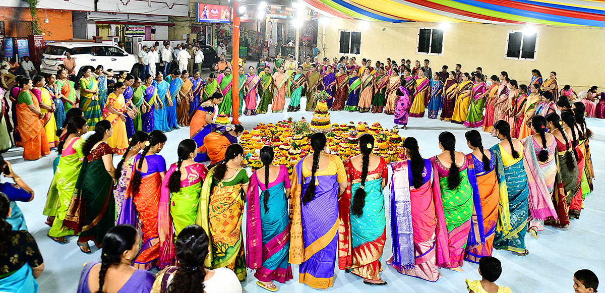 bathukamma_20celebrations_20in_20hyderabad-7.jpg 7