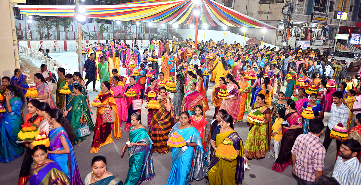 bathukamma_20celebrations_20in_20hyderabad-9.jpg 9