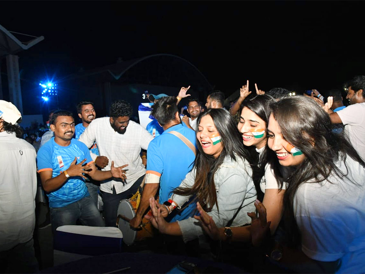 WC_202023_20Indian_20Fans_20Celebration_20Photos_20After_20Team_20India_20Defeat_20Pak-10.jpg 8