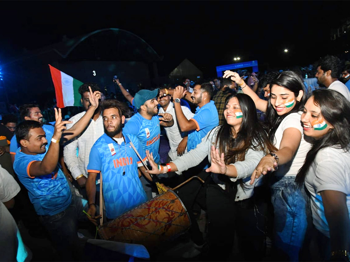 WC_202023_20Indian_20Fans_20Celebration_20Photos_20After_20Team_20India_20Defeat_20Pak-20.jpg 16