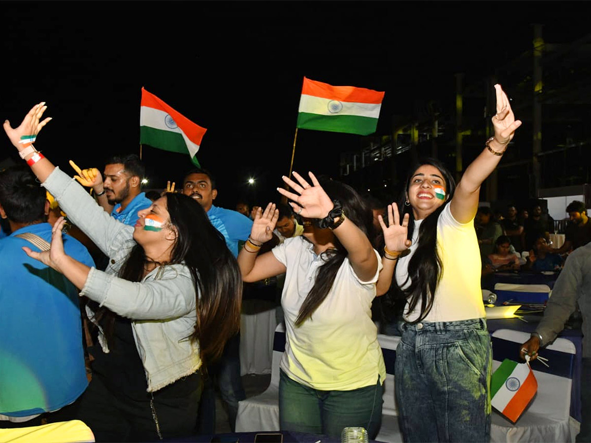WC_202023_20Indian_20Fans_20Celebration_20Photos_20After_20Team_20India_20Defeat_20Pak-21.jpg 17