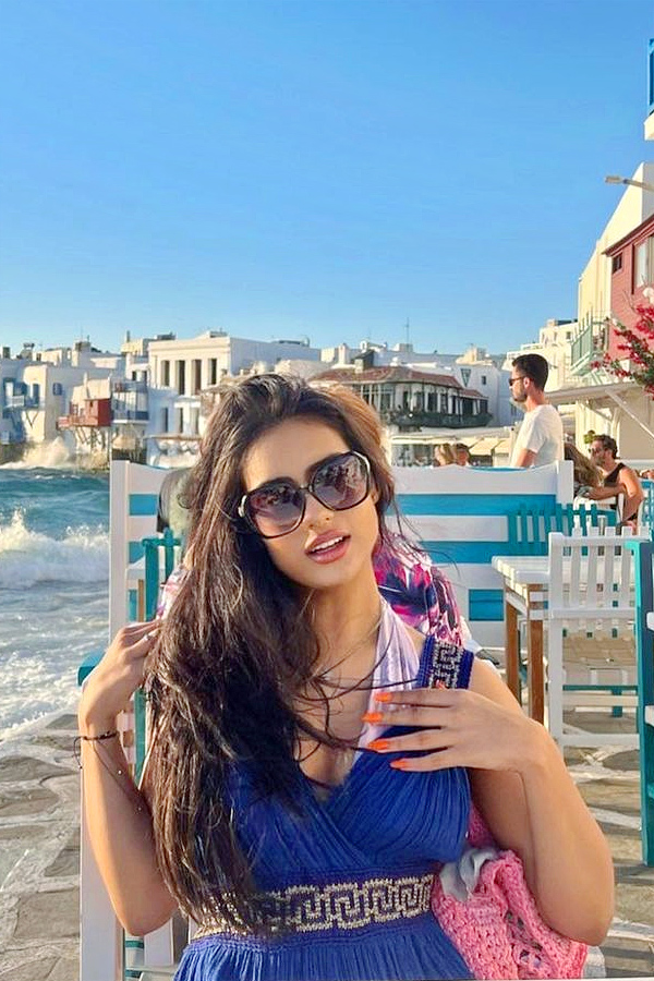 kajol_20Daughter_20Nysa_20Devgan_20Latest_20Stunning_20Photos_5.jpg 6