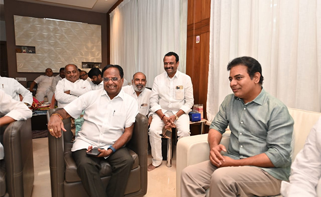 ponnala-lakshmaiah-and-ktr.jpg