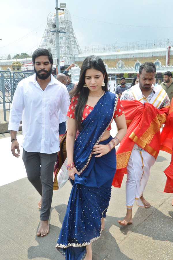 Mad_20Movie_20Team_20Visits_20Tirumala_20Photos_7.jpg 8
