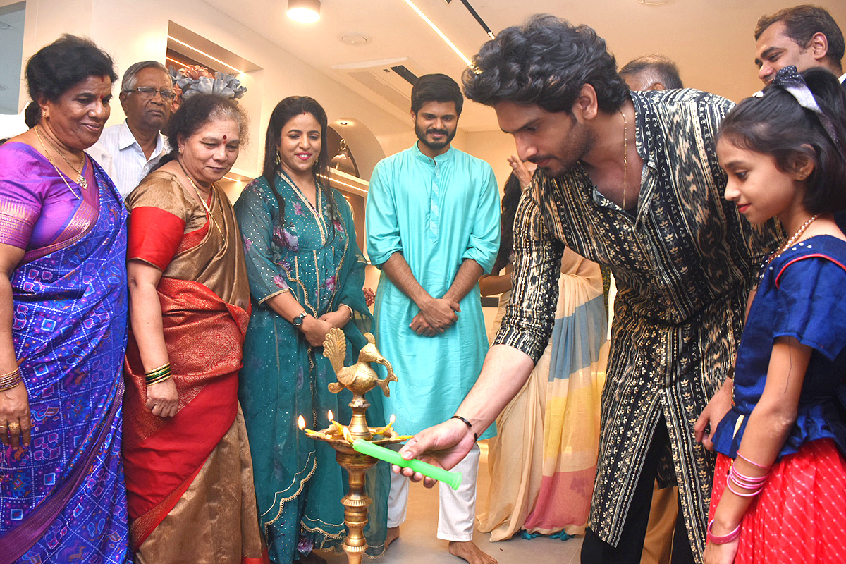 Vaishnavi_20Chaitanya_20Actors_20Anand_20Devarakonda_20in_20kokapet-4.jpg 4