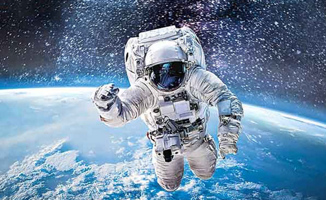 Astronaut_20To_20Moon_20By_202040.jpg