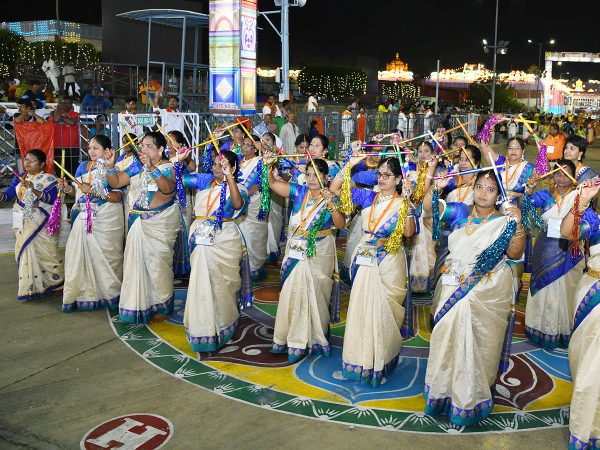 Tirumala_20Srivari_20Navaratri_20Brahmotsavam_202023_20-_20muthyapu_20pandiri_20vahanam_20Photos_7.jpg 17