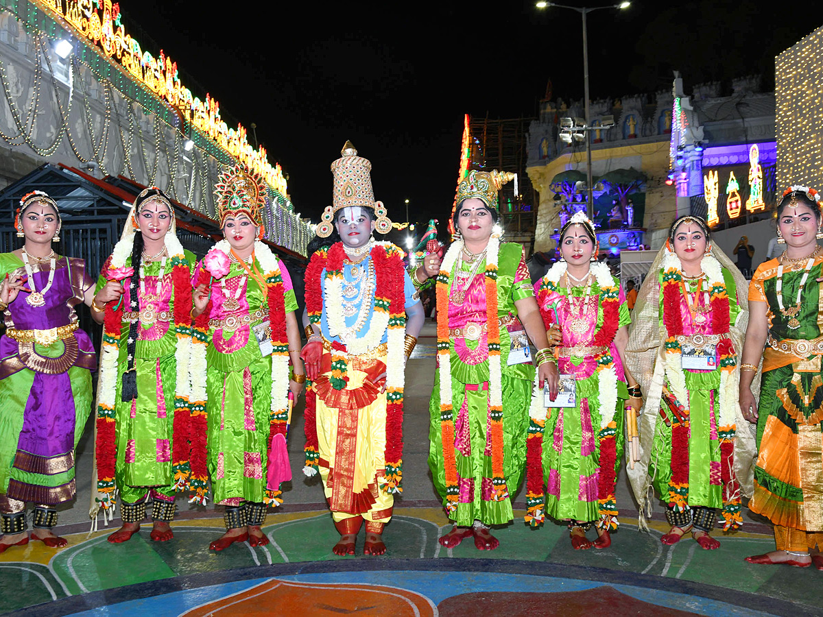 Tirumala_20Srivari_20Navaratri_20Brahmotsavam_202023_20-_20muthyapu_20pandiri_20vahanam_20Photos_9.jpg 19