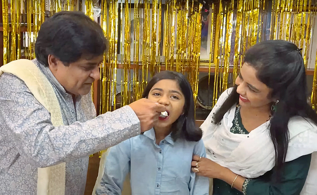 Tollywood_20Comedian_20Ali_20Birthday_20CeleBrations_20With_20Family_20Photos_10.jpg 11