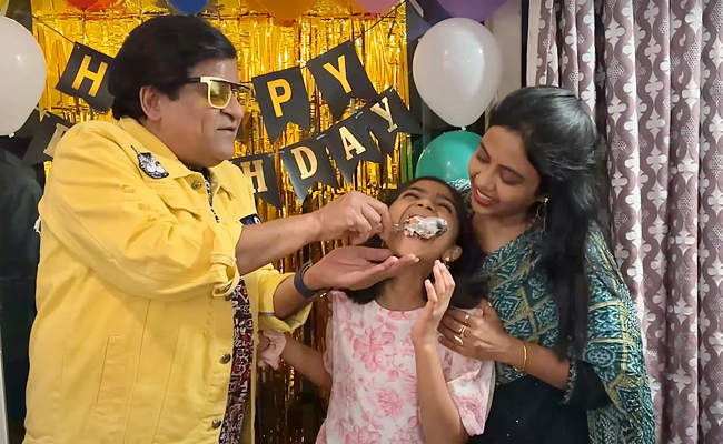 Tollywood_20Comedian_20Ali_20Birthday_20CeleBrations_20With_20Family_20Photos_12.jpg 13