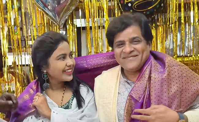 Tollywood_20Comedian_20Ali_20Birthday_20CeleBrations_20With_20Family_20Photos_6.jpg 7