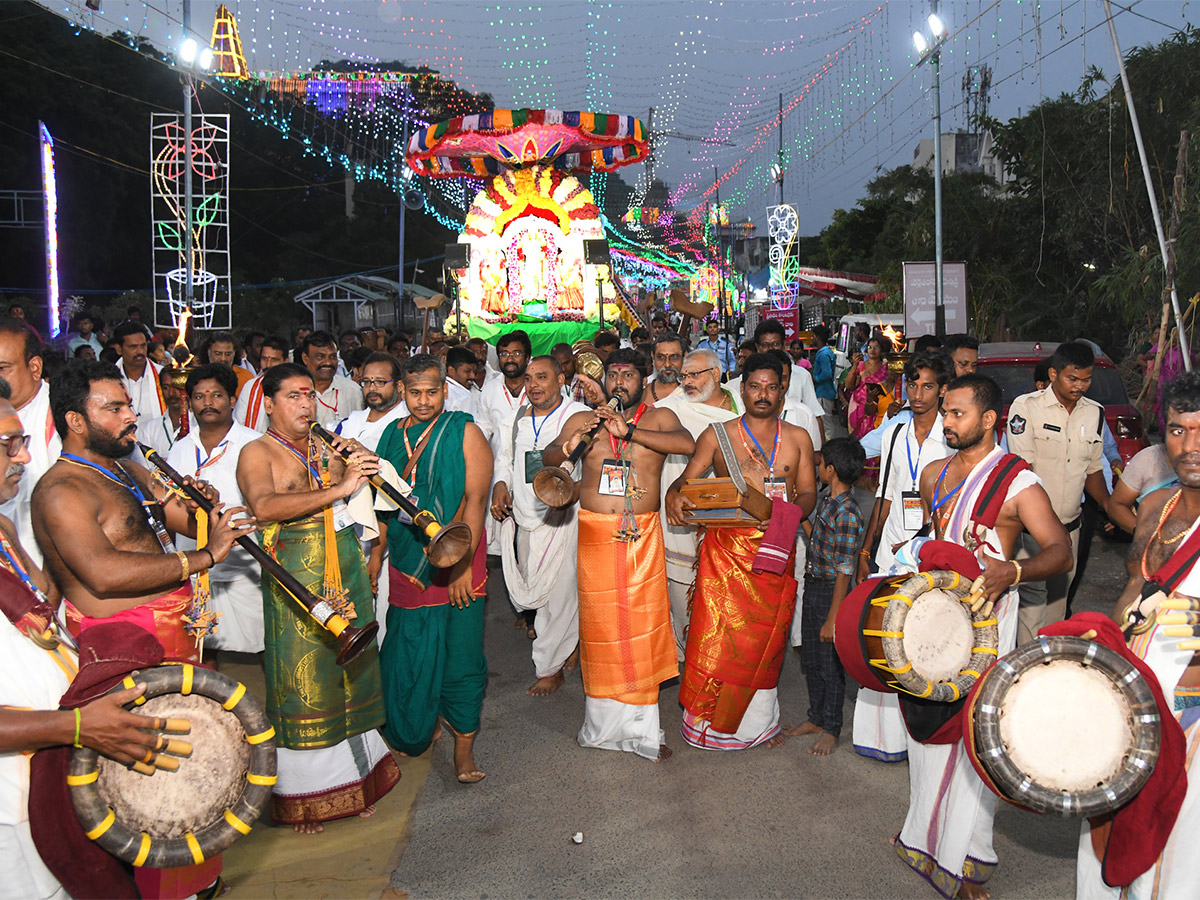 Vijayawada_20Indrakeeladri_20Dussehra_20Celebrations_202023_20Photos-34.jpg 33