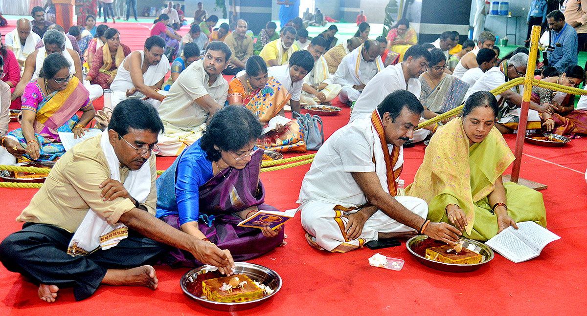 Vijayawada_20Indrakeeladri_20Dussehra_20Celebrations_202023_20Photos-42.jpg 40
