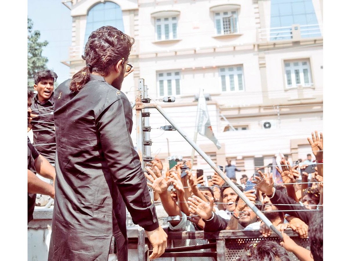 Allu_20Arjun_20Receives_20Grand_20Welcome_20From_20Fans_20For_20Bringing_20Home_20National_20Award_20photos_1.jpg 2