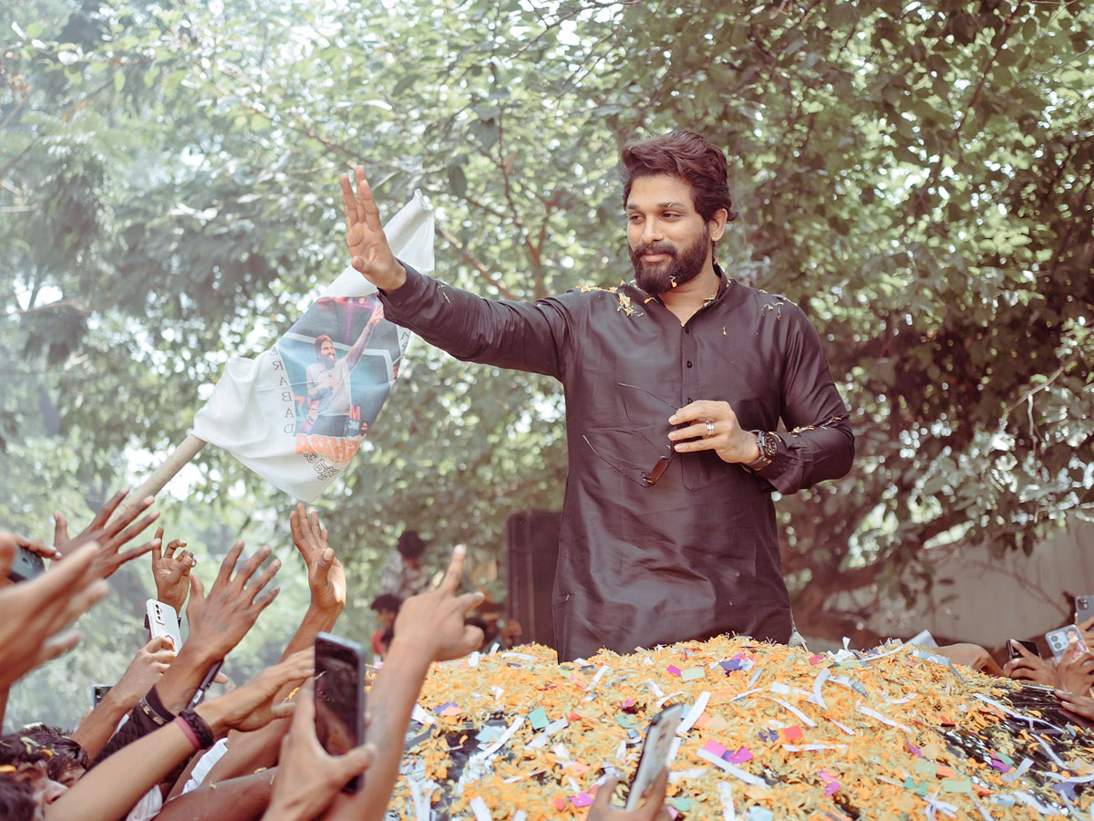 Allu_20Arjun_20Receives_20Grand_20Welcome_20From_20Fans_20For_20Bringing_20Home_20National_20Award_20photos_4.jpg 5