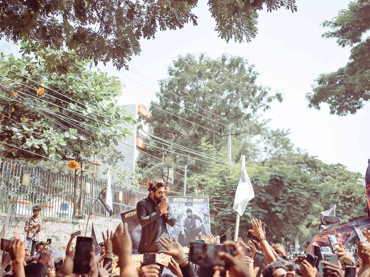 Allu_20Arjun_20Receives_20Grand_20Welcome_20From_20Fans_20For_20Bringing_20Home_20National_20Award_20photos_5.jpg 6