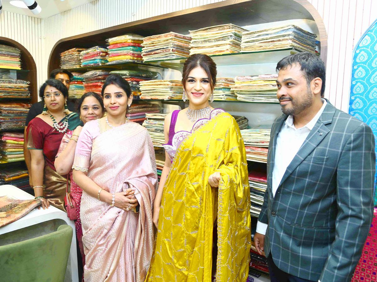 Actress_20Shraddha_20Das_20at_20Sri_20srikrishna_20Silks_20launch_20Hyderabad_20Photos_1.jpg 2