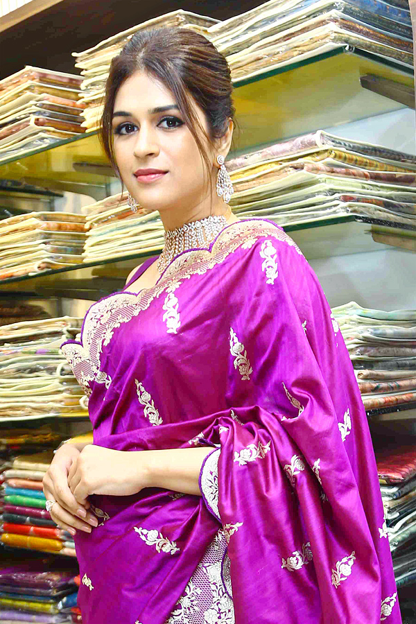 Actress_20Shraddha_20Das_20at_20Sri_20srikrishna_20Silks_20launch_20Hyderabad_20Photos_11.jpg 12