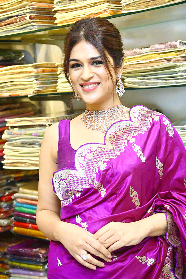 Actress_20Shraddha_20Das_20at_20Sri_20srikrishna_20Silks_20launch_20Hyderabad_20Photos_12.jpg 13