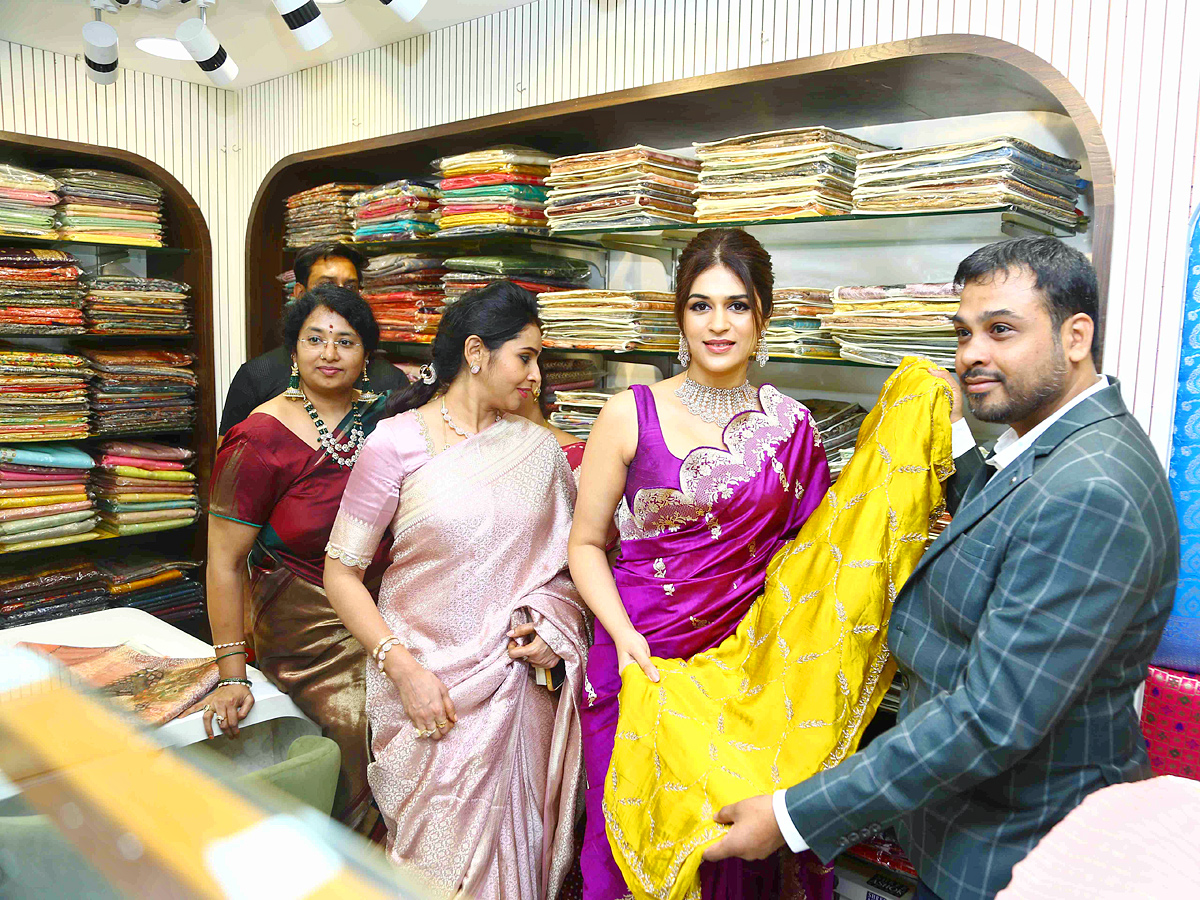 Actress_20Shraddha_20Das_20at_20Sri_20srikrishna_20Silks_20launch_20Hyderabad_20Photos_2.jpg 3