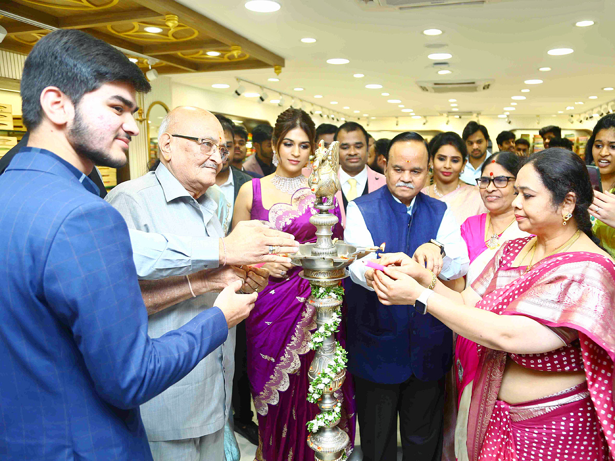 Actress_20Shraddha_20Das_20at_20Sri_20srikrishna_20Silks_20launch_20Hyderabad_20Photos_4.jpg 5