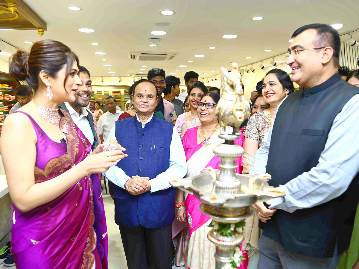 Actress_20Shraddha_20Das_20at_20Sri_20srikrishna_20Silks_20launch_20Hyderabad_20Photos_5.jpg 6