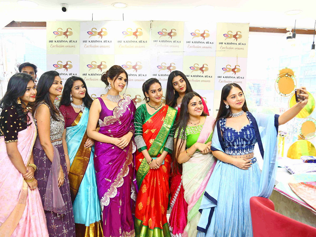Actress_20Shraddha_20Das_20at_20Sri_20srikrishna_20Silks_20launch_20Hyderabad_20Photos_6.jpg 7