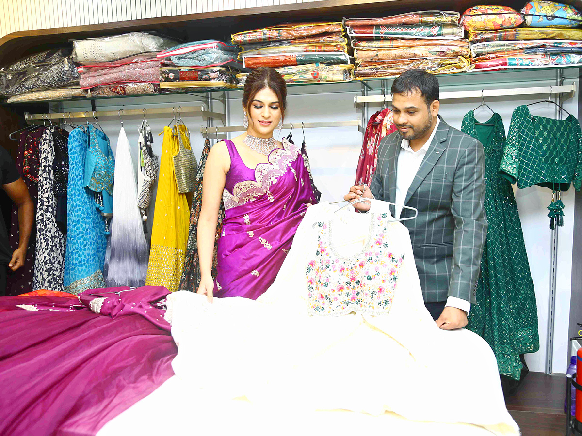 Actress_20Shraddha_20Das_20at_20Sri_20srikrishna_20Silks_20launch_20Hyderabad_20Photos_7.jpg 8