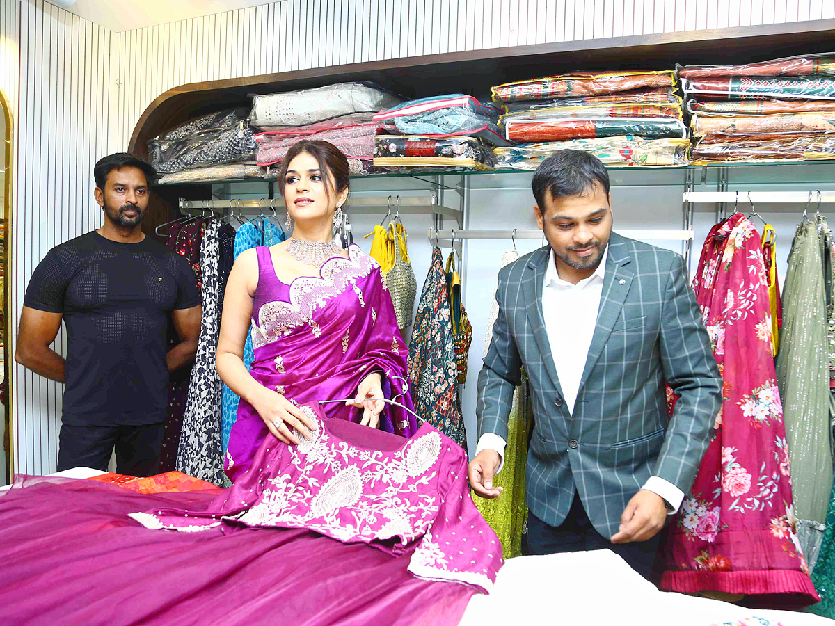 Actress_20Shraddha_20Das_20at_20Sri_20srikrishna_20Silks_20launch_20Hyderabad_20Photos_8.jpg 9