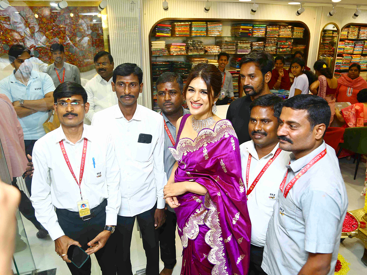 Actress_20Shraddha_20Das_20at_20Sri_20srikrishna_20Silks_20launch_20Hyderabad_20Photos_9.jpg 10