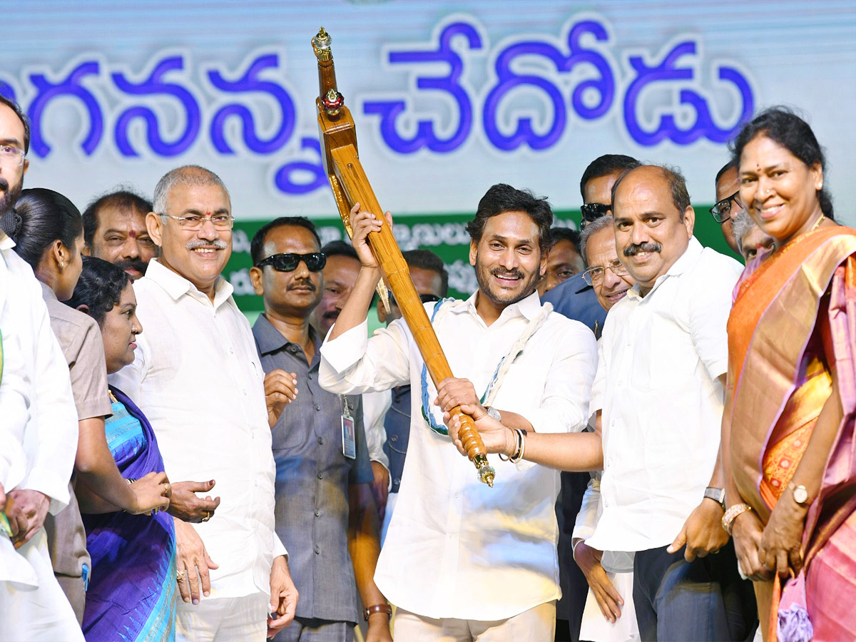 CM_20Jagan_20Releases_20Jagananna_20Chedodu_20Funds_20at_20Yemmiganur_20Photos_10.jpg 7