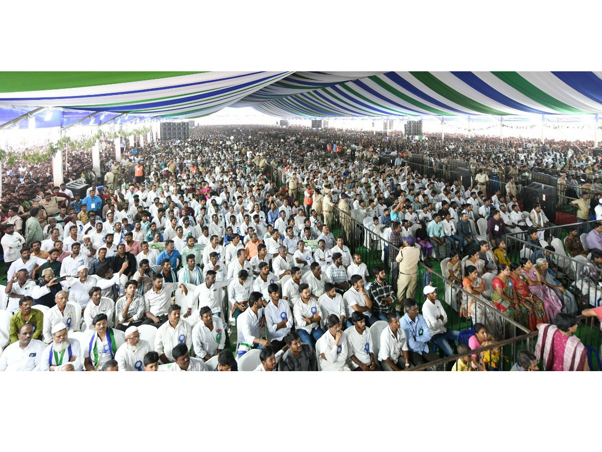 CM_20Jagan_20Releases_20Jagananna_20Chedodu_20Funds_20at_20Yemmiganur_20Photos_12.jpg 2
