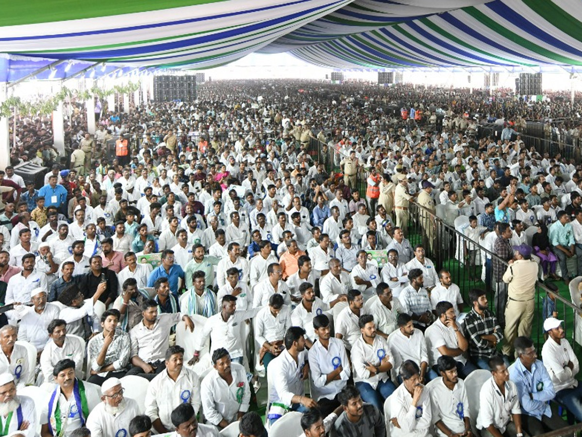 CM_20Jagan_20Releases_20Jagananna_20Chedodu_20Funds_20at_20Yemmiganur_20Photos_13.jpg 3