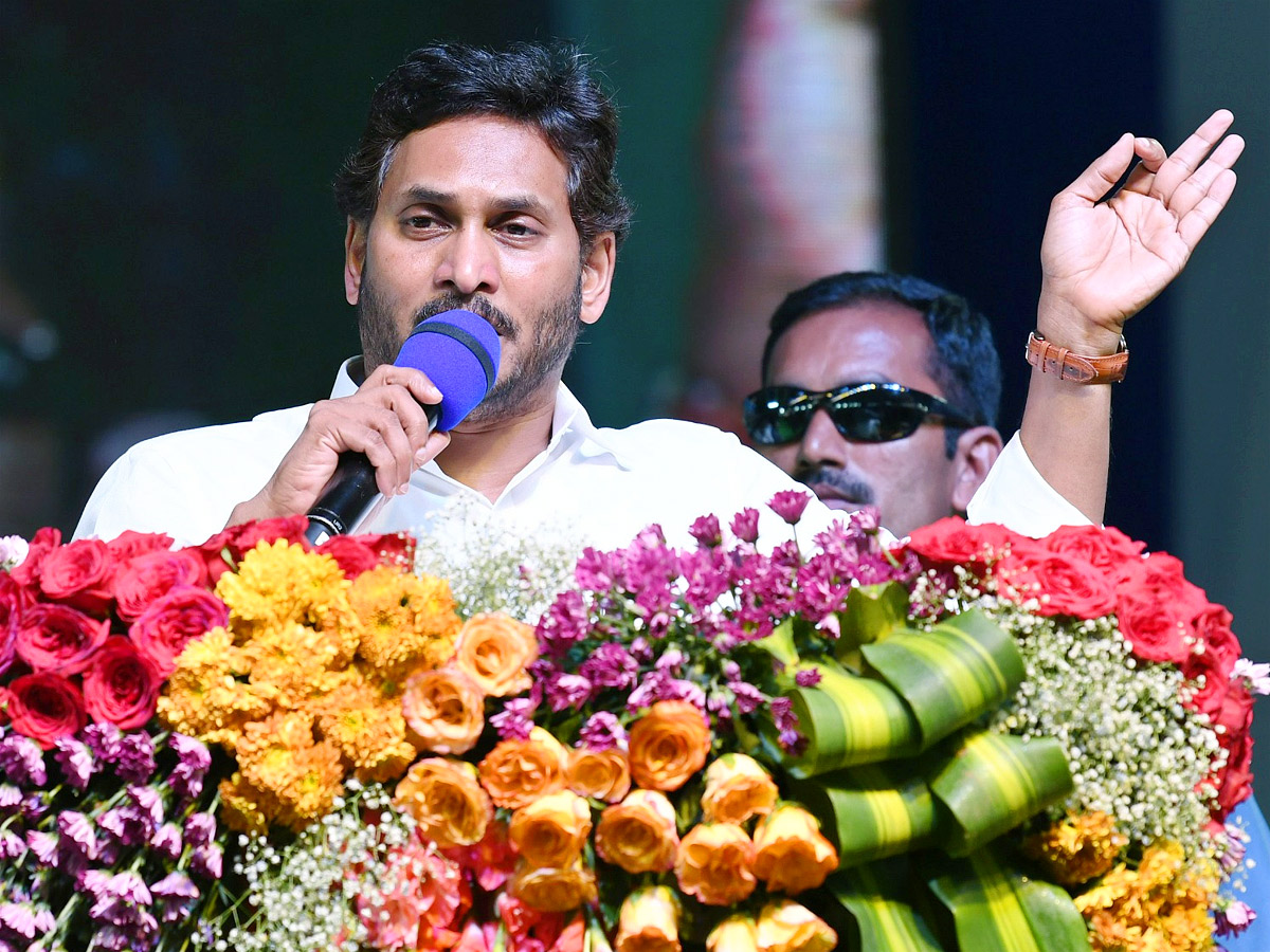 CM_20Jagan_20Releases_20Jagananna_20Chedodu_20Funds_20at_20Yemmiganur_20Photos_2.jpg 10