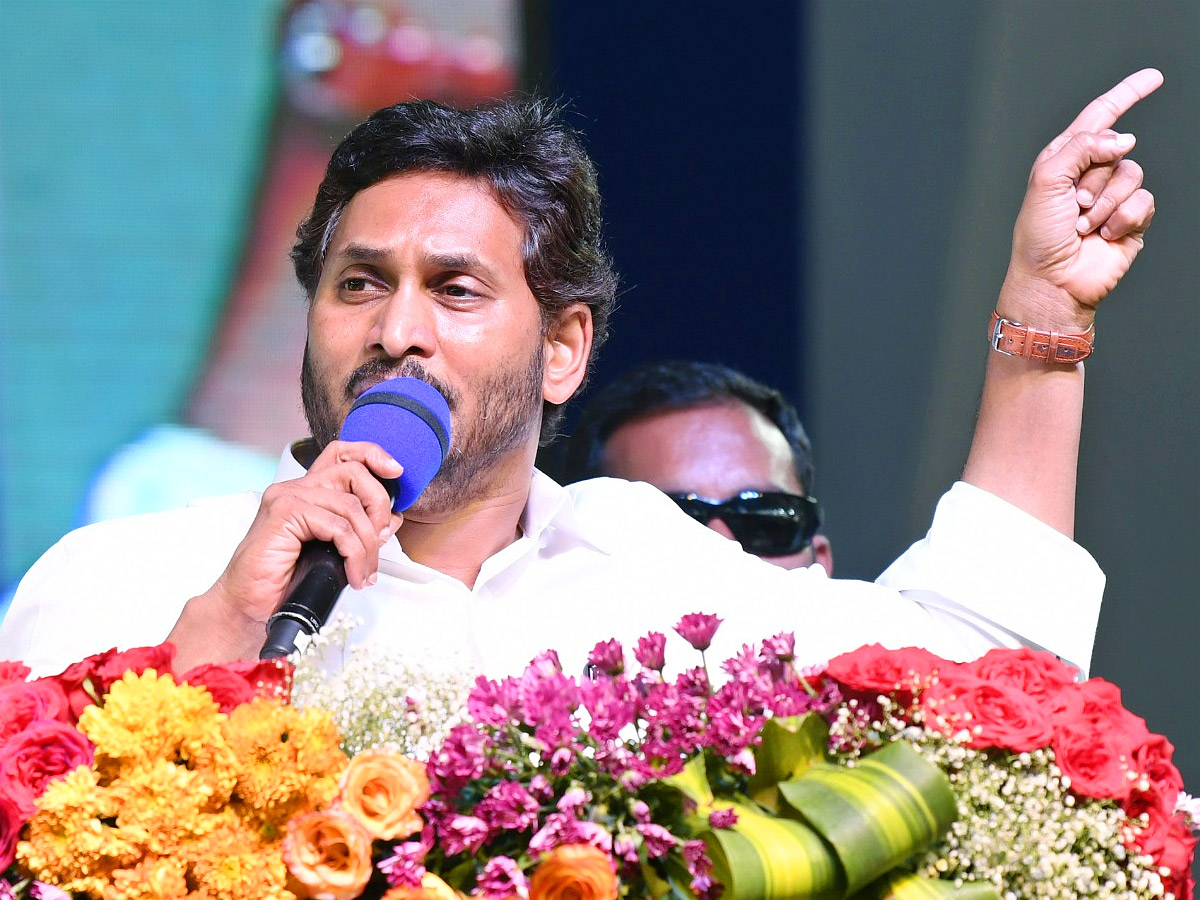 CM_20Jagan_20Releases_20Jagananna_20Chedodu_20Funds_20at_20Yemmiganur_20Photos_3.jpg 11