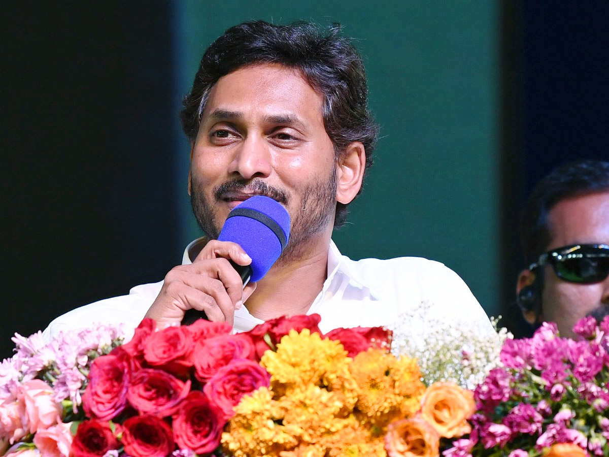 CM_20Jagan_20Releases_20Jagananna_20Chedodu_20Funds_20at_20Yemmiganur_20Photos_4.jpg 12