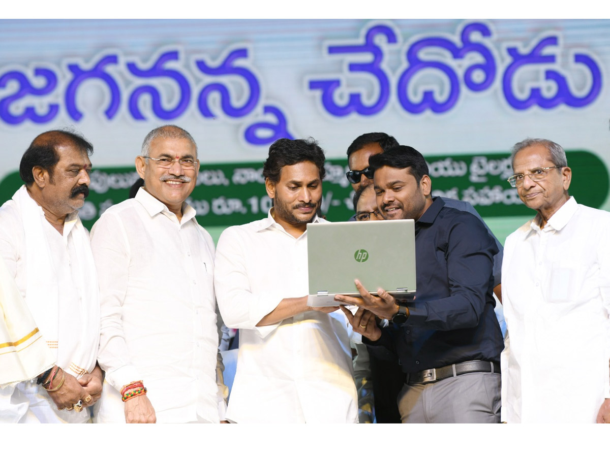 CM_20Jagan_20Releases_20Jagananna_20Chedodu_20Funds_20at_20Yemmiganur_20Photos_6.jpg 4