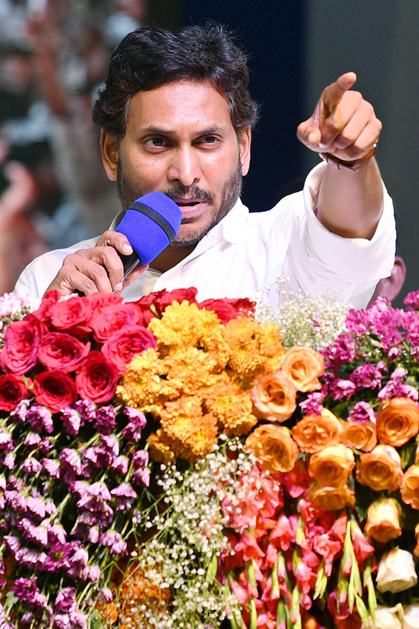 CM_20Jagan_20Releases_20Jagananna_20Chedodu_20Funds_20at_20Yemmiganur_20Photos_7.jpg 13