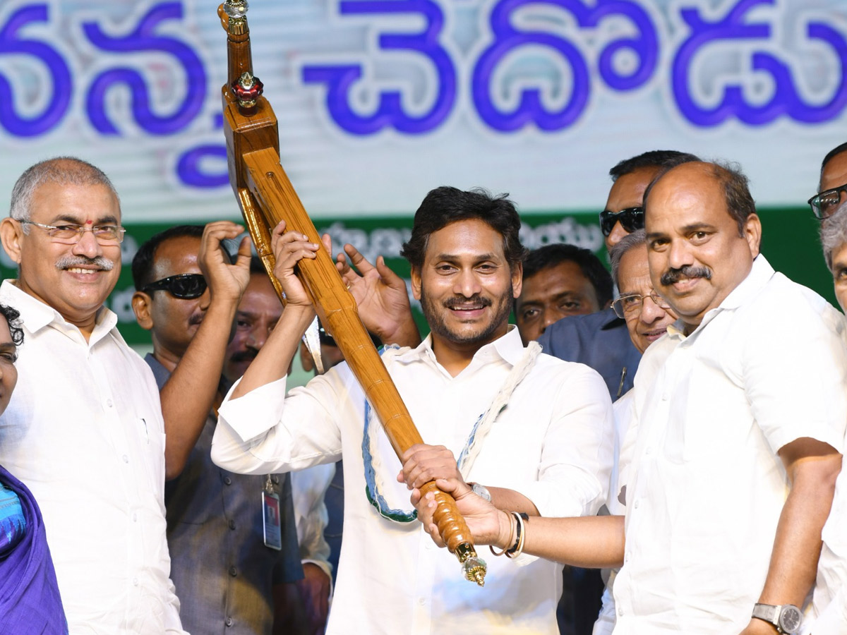 CM_20Jagan_20Releases_20Jagananna_20Chedodu_20Funds_20at_20Yemmiganur_20Photos_9.jpg 6