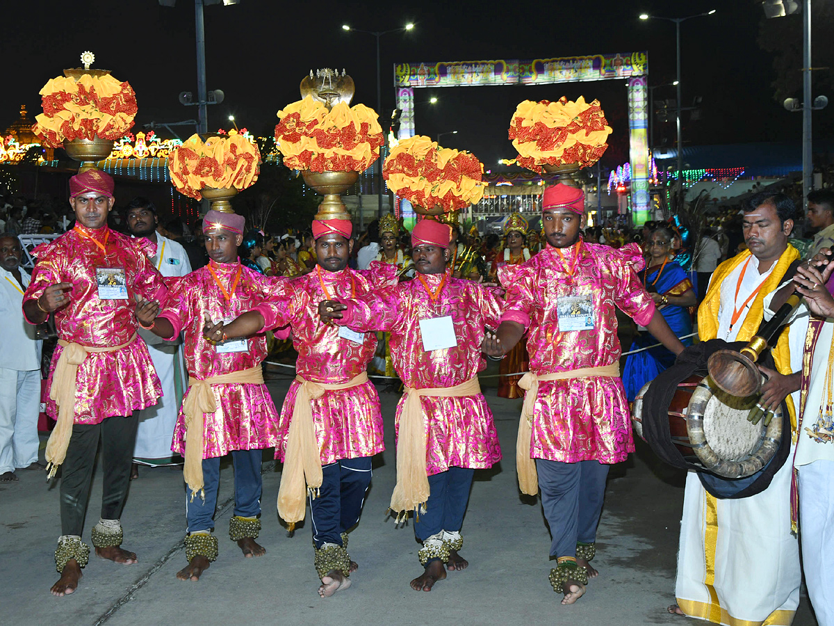Tirumala_20Srivari_20Navaratri_20Brahmotsavam_202023_20-_20Garuda_20Vahanam_20Photos_2.jpg 10