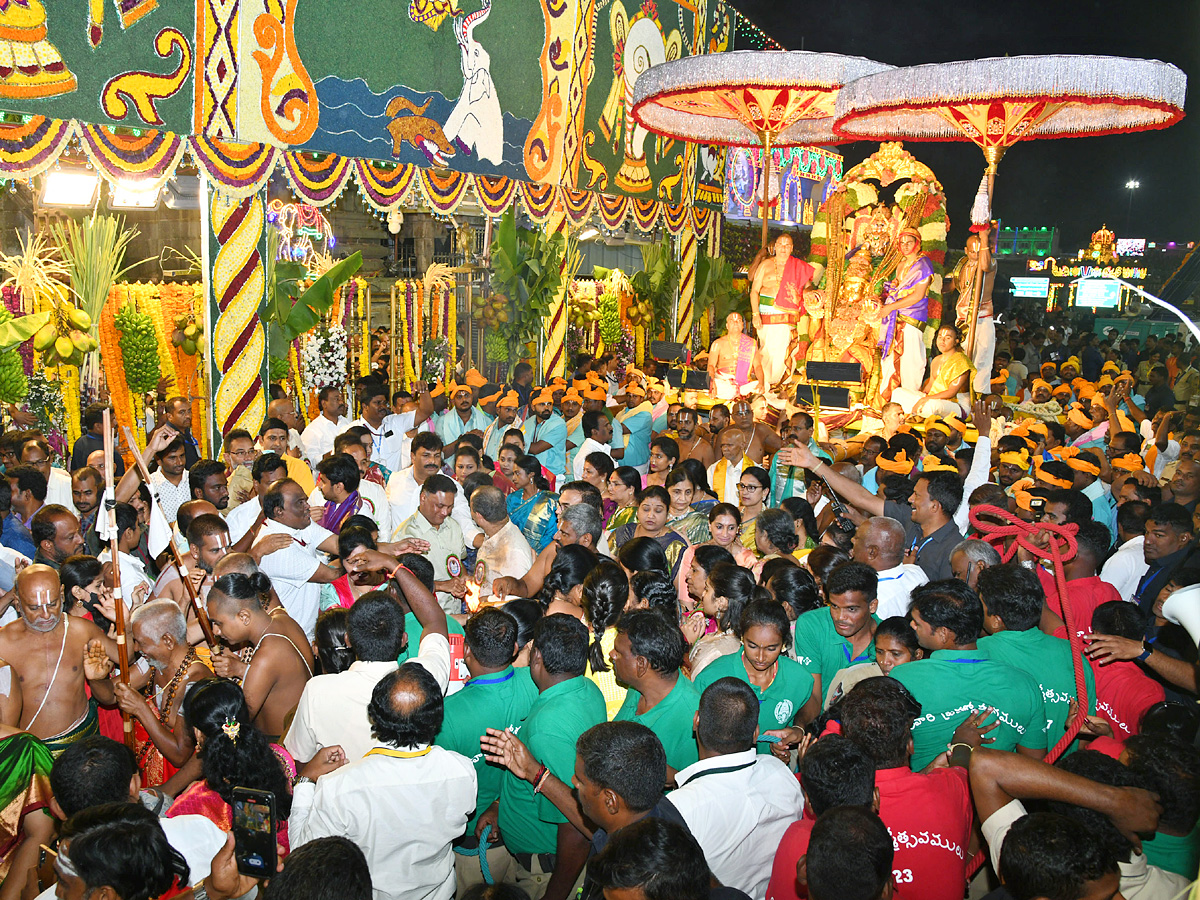 Tirumala_20Srivari_20Navaratri_20Brahmotsavam_202023_20-_20Garuda_20Vahanam_20Photos_24.jpg 1