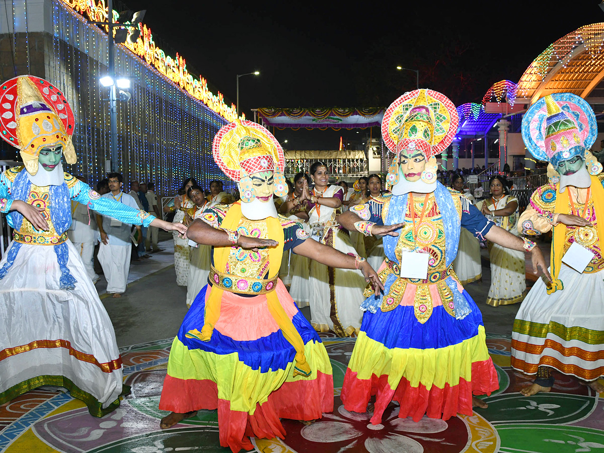 Tirumala_20Srivari_20Navaratri_20Brahmotsavam_202023_20-_20Garuda_20Vahanam_20Photos_8.jpg 16