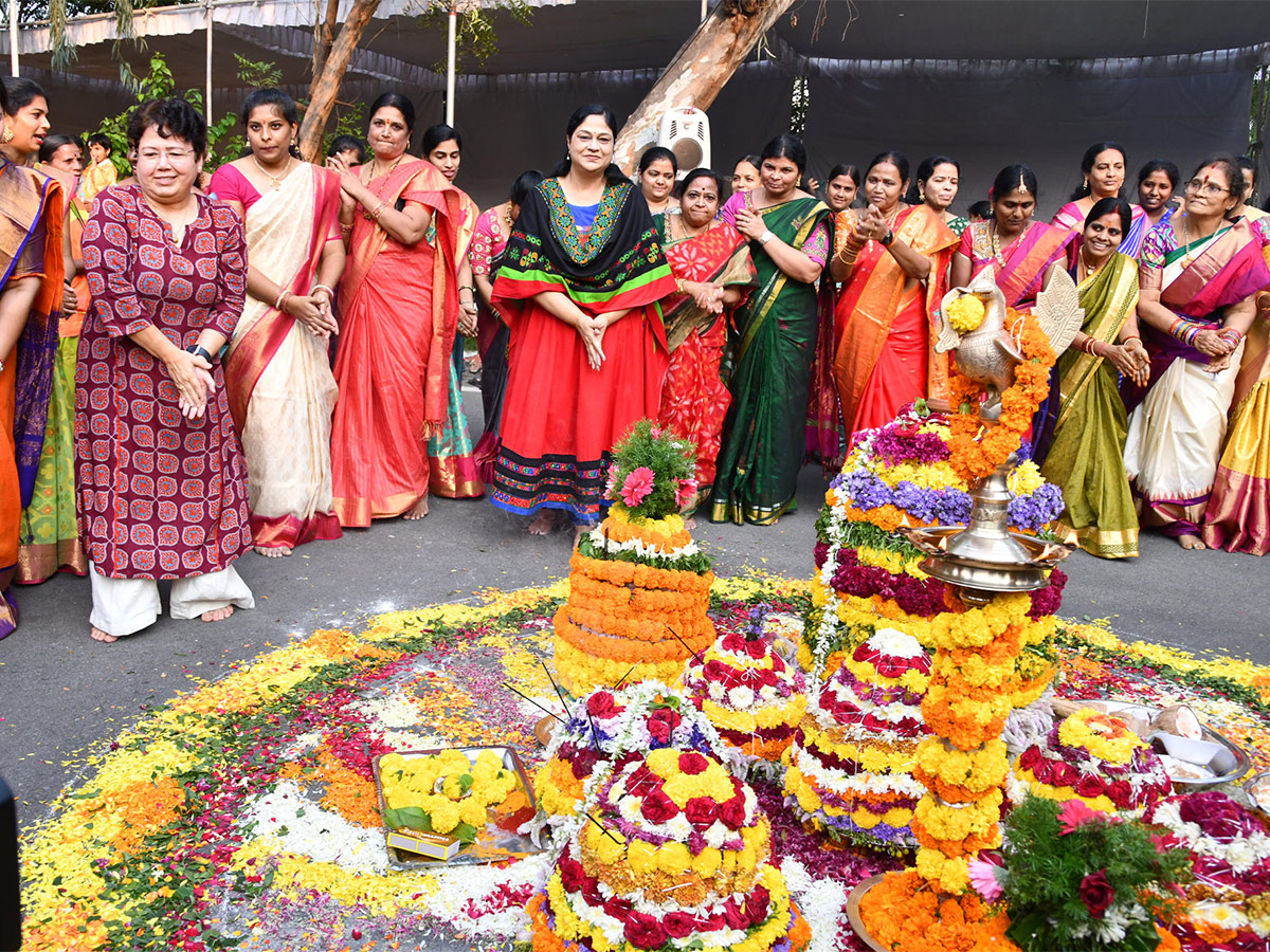 Bathukamma_20Celebrations_20At_20DGP_20Head_20Office_20-10.jpg 10