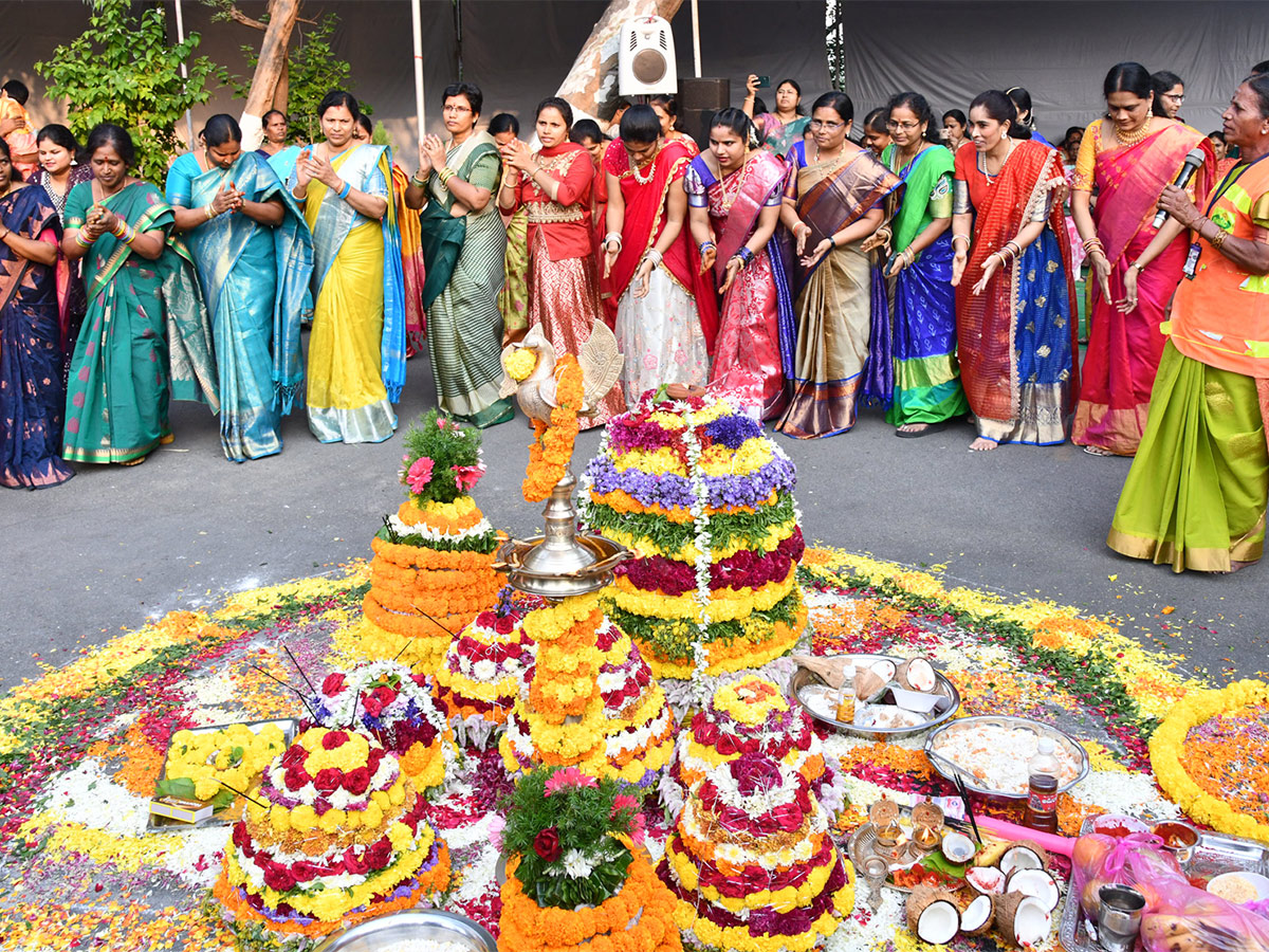 Bathukamma_20Celebrations_20At_20DGP_20Head_20Office_20-11.jpg 11