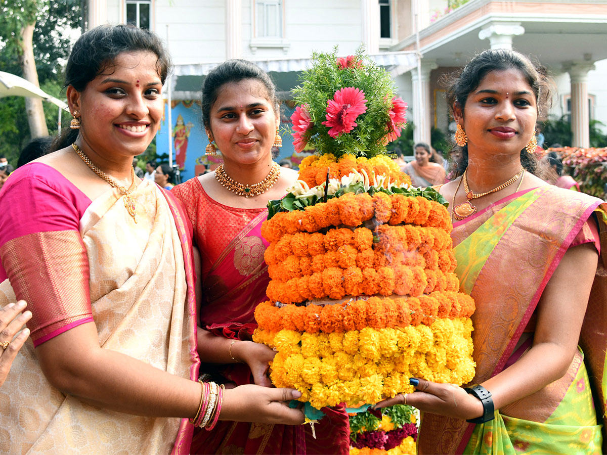 Bathukamma_20Celebrations_20At_20DGP_20Head_20Office_20-7.jpg 7