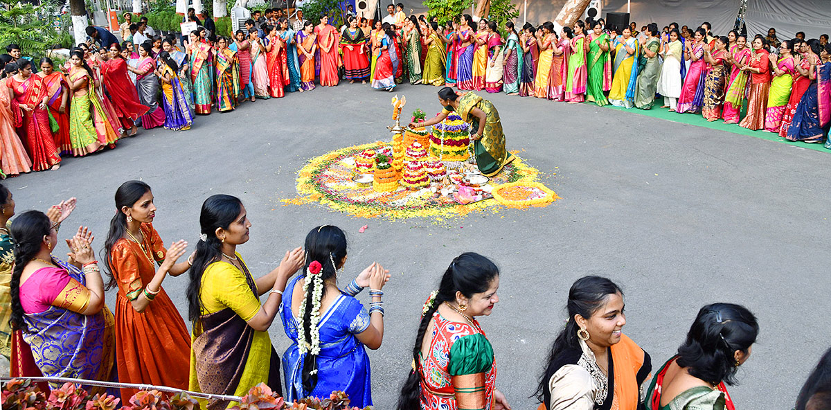 Bathukamma_20Celebrations_20At_20DGP_20Head_20Office_20-9.jpg 9