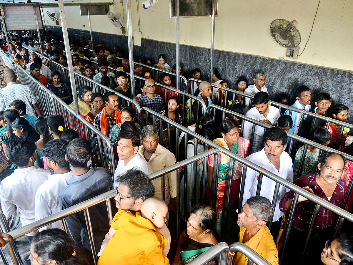 Devotees_20Crowd_20At_20Indrakeeladri_20During_20Dussehra_20Celebrations-1.jpg 1