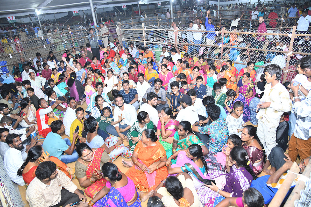Devotees_20Crowd_20At_20Indrakeeladri_20During_20Dussehra_20Celebrations-10.jpg 9