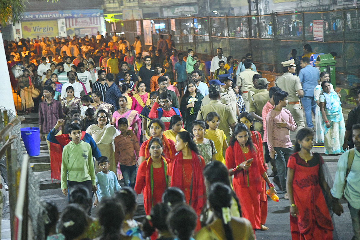 Devotees_20Crowd_20At_20Indrakeeladri_20During_20Dussehra_20Celebrations-11.jpg 10
