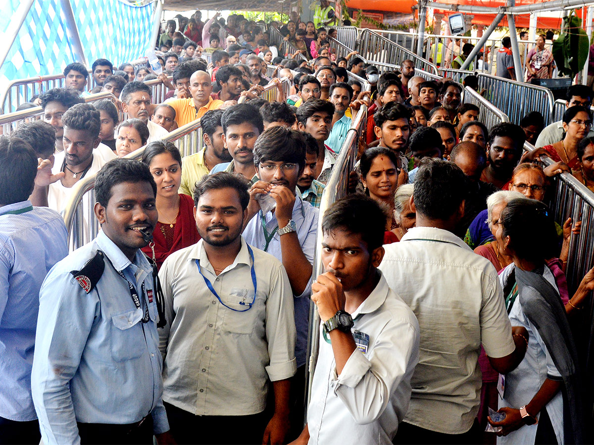 Devotees_20Crowd_20At_20Indrakeeladri_20During_20Dussehra_20Celebrations-12.jpg 11